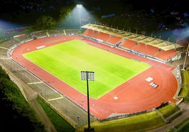 Blick von oben auf das vom Flutlicht taghell erleuchtete Marschwegstadion. Foto: Sascha Stüber