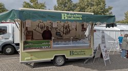Foto des Verkaufsanhängers der Firma Bakenhus auf dem Wochenmarkt Pferdemarkt. Foto: Stadt Oldenburg Foto des Verkaufsanhängers der Firma Bakenhus auf dem Wochenmarkt Pferdemarkt. Foto: Stadt Oldenburg