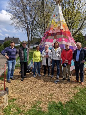 Das „Tipi“ mit dem Aufbauteam in Krusenbusch. Foto: Stadt Oldenburg.