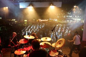 Blick von einer Stadtfest-Bühne in die Menge. Foto: OL Digital Eye