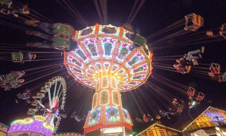 Fahrgeschäft Wellenflug bunt beleuchtet im Dunkeln. Foto: Sascha Stüber