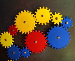 Bunte Zahnräder. Foto: Karin Jung/Pixelio.de Bunte Zahnräder. Foto: Karin Jung/Pixelio.de