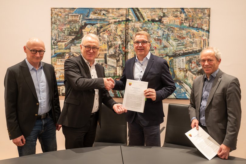 Vizepräsident Prof. Dr. Hero Weber (von links), Prof. Dr. Manfred Weisensee, Präsident der Jade Hochschule, Oberbürgermeister Jürgen Krogmann und Leiter der Wirtschaftsförderung. Foto: Sascha Stüber Vizepräsident Prof. Dr. Hero Weber (von links), Prof. Dr. Manfred Weisensee, Präsident der Jade Hochschule, Oberbürgermeister Jürgen Krogmann und Leiter der Wirtschaftsförderung. Foto: Sascha Stüber