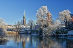 Blick über den zugefrorenen Schlossgartenteich auf die Lambertikirche. Foto: Hans-Jürgen Zietz