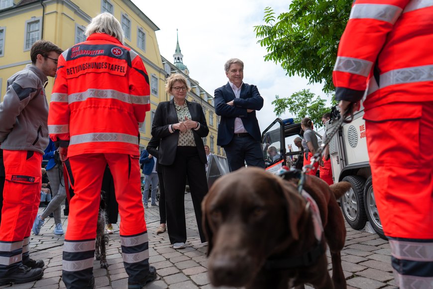Oberbürgermeister Jürgen Krogmann und Ministerin Daniele Behrens machen Bekanntschaft mit der Rettungshundestaffel. Foto: Izabela Mittwollen
