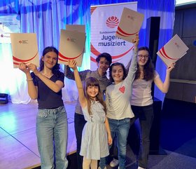 Josephine Hüls (von links), Flynn Schubmann, Melina Schubmann, Llúcia Palet Sabater und Amàia Palet Sabater – im vergangenen Jahr auf Bundesebene erfolgreich, in diesem Jahr wieder dabei beim Regionalwettbewerb. Foto: Stadt Oldenburg