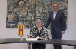 Oberbürgermeister Jürgen Krogmann begrüßte Irlands Botschafterin Maeve Collins im Alten Rathaus, wo sie sich in das Goldene Buch der Stadt eintrug. Foto: Sascha Stüber Oberbürgermeister Jürgen Krogmann begrüßte Irlands Botschafterin Maeve Collins im Alten Rathaus, wo sie sich in das Goldene Buch der Stadt eintrug. Foto: Sascha Stüber