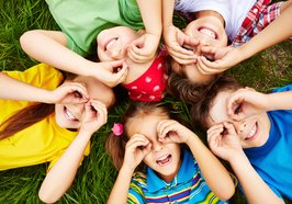 Kinder in einem Kreis. Foto: Pressfoto/Freepik