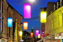 Einstimmung auf die gemütliche Jahreszeit – bunte Laternen über der Oldenburger Haarenstraße. Foto: Hans-Jürgen Zietz.