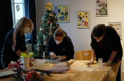 Mitarbeiterinnen des Stadtteiltreffs backen backen gemeinsam Plätzchen. Foto: Stadt Oldenburg