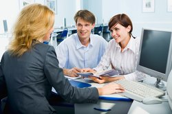 Mann und Frau im Gespräch mit einer Frau in einem Büro. Foto: pressmaster/Fotolia Mann und Frau im Gespräch mit einer Frau in einem Büro. Foto: pressmaster/Fotolia