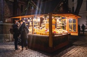 Bienenwachskerzen und Imkereiprodukte am Stand von Markus und Claire Römer auf dem Lamberti-Markt 2024. Foto: Sascha Stüber