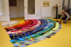 Die Künstlerin Ute Lennartz-Lembeck legt die Farb-Quadrate für ein „Tipi“ in 23 Bahnen. Foto: Stadt Oldenburg.