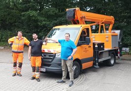 Von links: Kevin Frahmann, Mario Hartwig und Arne Gnieser freuen sich, dass der neue Hybrid-Hubsteiger ab sofort bei der Pflege der städtischen Bäume unterstützt. Foto: Stadt Oldenburg