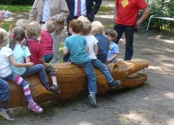 Spielende Kinder auf Holzkrokodil. Foto: Stadt Oldenburg