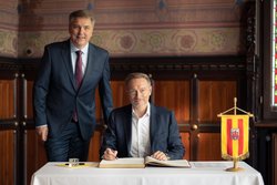 Bundesfinanzminister Christian Lindner trug sich im Beisein von Oberbürgermeister Jürgen Krogmann ins Goldene Buch der Stadt ein. Foto: Mohssen Assanimoghaddam Bundesfinanzminister Christian Lindner trug sich im Beisein von Oberbürgermeister Jürgen Krogmann ins Goldene Buch der Stadt ein. Foto: Mohssen Assanimoghaddam