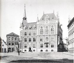 Das neogotische Rathaus, 1887 fertiggestellt. Fotograf Franz Titzenthaler, um 1890, Quelle: Stadtmuseum Das neogotische Rathaus, 1887 fertiggestellt. Fotograf Franz Titzenthaler, um 1890, Quelle: Stadtmuseum