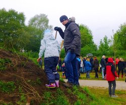 Mann und Kind bepflanzen den Wall. Foto: Stadt Oldenburg