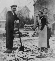 Steckrübenwinter 1916/17, Familie Freese in ihrem Garten in der Amalienstraße. Quelle: Stadtmuseum