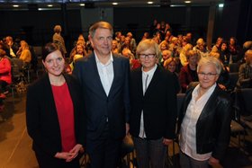 Wiebke Oncken mit OB und den ehemaligen Gleichstellungsbeauftragten. Foto: Markus Hibbeler