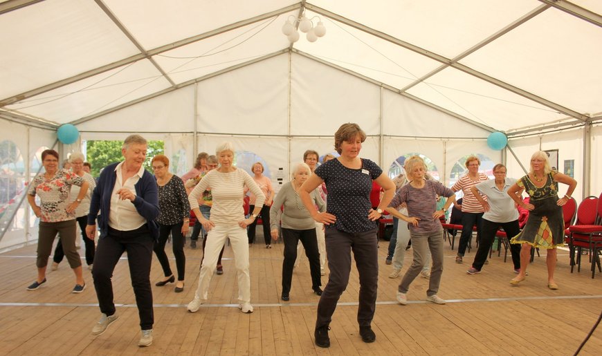 Teilnehmerinnen und Teilnehmer des Kreistänze-Workshops mit Ulrike Mählmann. Foto: Stadt Oldenburg