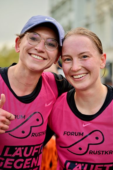 Zwei Freundinnen zeigen sich mit dem Shirt „Läuft. Gegen Brustkrebs." Foto: Björn Knölke