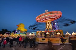 Kettenkarussell auf dem Oldenburger Kramermarkt 2022. Foto: Hans-Jürgen Zietz