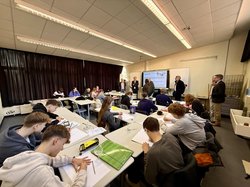 Im Klassenzimmer stellen die Schülerinnen und Schüler an Oberbürgermeister Jürgen Krogmann viele politische Fragen und erhielten Antworten. Foto: Stadt Oldenburg