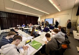 Im Klassenzimmer stellen die Schülerinnen und Schüler an Oberbürgermeister Jürgen Krogmann viele politische Fragen und erhielten Antworten. Foto: Stadt Oldenburg