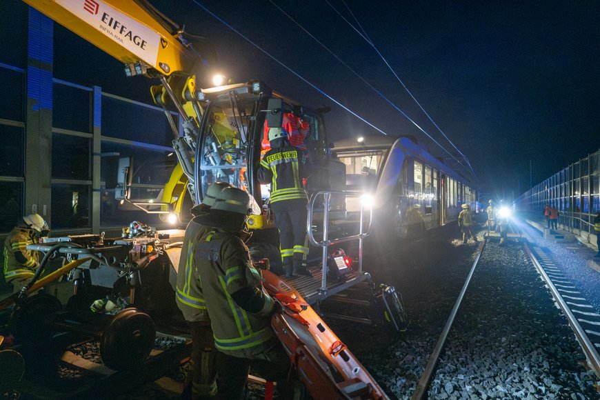 Der bewusstlose Fahrer des Schienenbaggers musste in dem Übungsszenario aus dem Führerhaus gerettet werden. Foto: Sascha Stüber