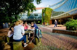 Studenten vor der Uni Oldenburg. Foto: Peter Duddek Studenten vor der Uni Oldenburg. Foto: Peter Duddek