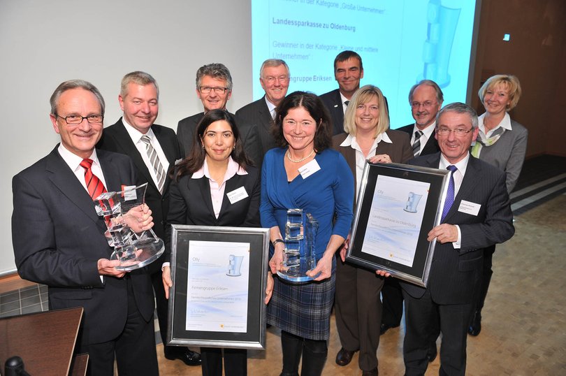 Die frischgebackenen OLLY-Preisträgerinnen und Preisträger 2010 mit Sozialministerin Aygül Özkan und Oberbürgermeister Gerd Schwandner. Foto: Thorsten Ritzmann