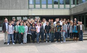 Gruppenbild vor einem Gebäude im Freien. Foto: Stadt Oldenburg