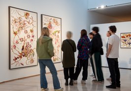 Besucher in der Ausstellung „Miron Schmückle: Perpetuum florens“. Foto: Andrey Gradetchliev