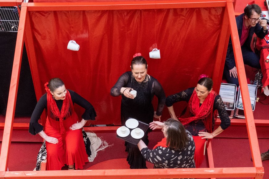 Teezeremonie mit Belinda Porzellan und Flamcenco-Studio. Foto: Sascha Stüber