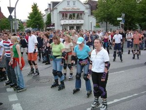 Skaterin und Skater. Foto: Oldenburger Bike & Inliner Nights Skaterin und Skater. Foto: Oldenburger Bike & Inliner Nights