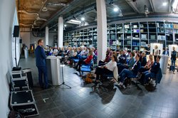 Kristjan Messing, operativer Geschäftsführer der Agentur für Arbeit Oldenburg-Wilhelmshaven, während seines Impulsvortrags vor den Teilnehmenden des 11. Oldenburger Fachkräfte-Forums. Foto: Thorsten Helmerichs Kristjan Messing, operativer Geschäftsführer der Agentur für Arbeit Oldenburg-Wilhelmshaven, während seines Impulsvortrags vor den Teilnehmenden des 11. Oldenburger Fachkräfte-Forums. Foto: Thorsten Helmerichs