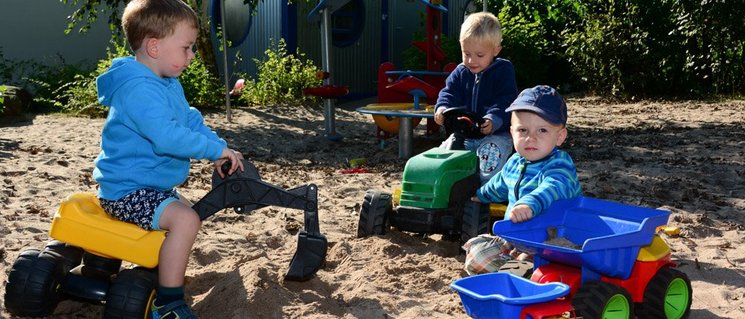 Kinder spielen im Sand. Foto: Stadt Oldenburg