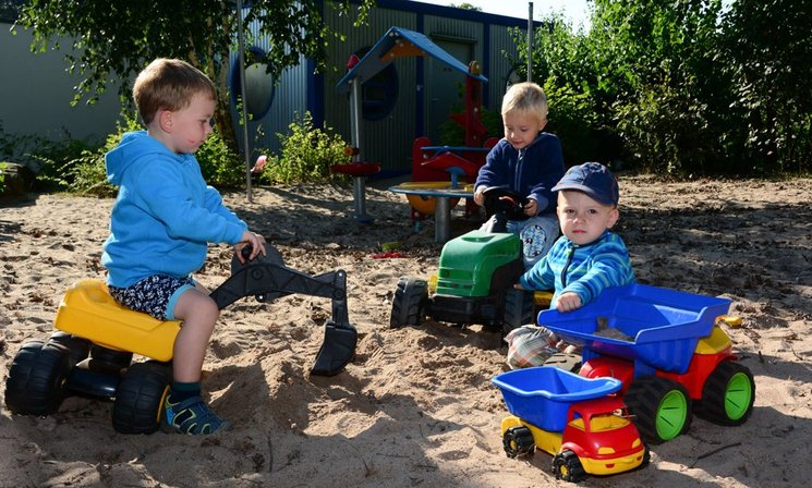 Kinder spielen im Sand. Foto: Stadt Oldenburg