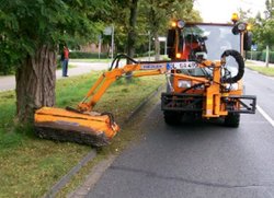 Straßengrün wird mit Seitenausleger gemäht. Foto: Stadt Oldenburg