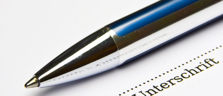 Stift und Unterschriftenfeld. Foto: Thorben Wengert/Pixelio