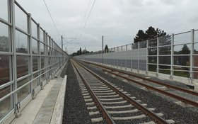 Eisenbahnbrücke über die Alexanderstraße. Blick auf die Schienen. Foto: DB