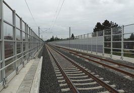 Eisenbahnbrücke über die Alexanderstraße. Blick auf die Schienen. Foto: DB