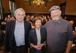 Dietmar Schütz (Vorsitzender der Oldenburger Bürgerstiftung) (von links), Bürgermeisterin Christine Wolff und Gideon de Beer (Sohn der Holocaustüberlebenden Hannelore Josephs und Wilhelm de Beer). Foto: Sascha Stüber