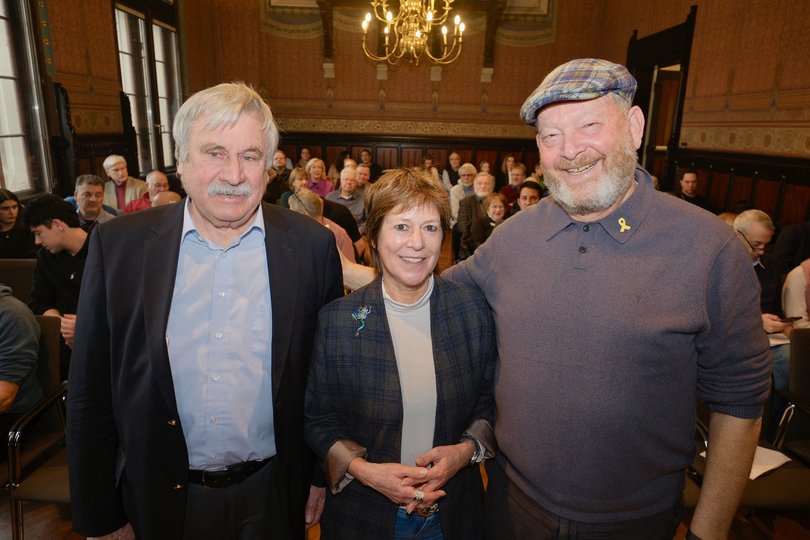 Dietmar Schütz (Vorsitzender der Oldenburger Bürgerstiftung) (von links), Bürgermeisterin Christine Wolff und Gideon de Beer (Sohn der Holocaustüberlebenden Hannelore Josephs und Wilhelm de Beer). Foto: Sascha Stüber