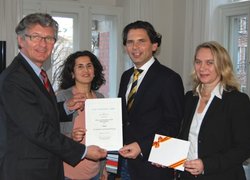 Oberbürgermeister Gerd Schwandner und Integrationsbeauftragte Ayca Polat bei der Preisübergabe mit Jan-Christof Egerer und Personalentwicklerin Anja Buhrmann. Foto: Stadt Oldenburg