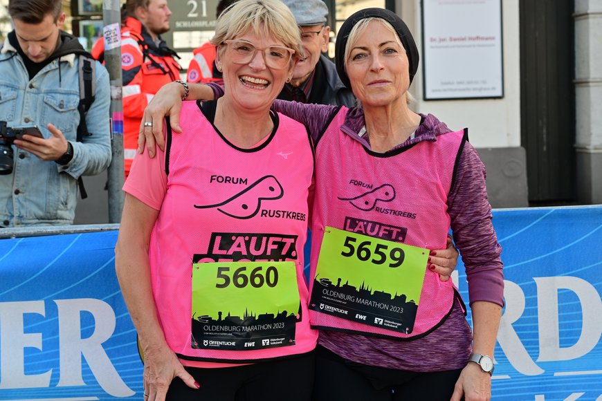 Zwei Läuferinnen am Ziel. Foto: Björn Knölke