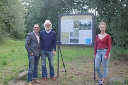 Freuen sich über die städtische Informationsvitrine am Kloster Blankenburg (von links): Christian Hauck-Hahmann (Lehrer der Waldorfschule), Historiker Ingo Harms und Lotte Gott (Schülerin der Waldorfschule). Foto: Stadt Oldenburg