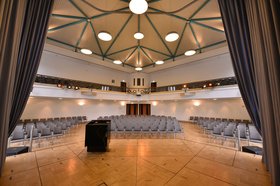 Veranstaltungssaal, Blick in den Saal von der Bühne aus. Foto: Jörg Hemmen.