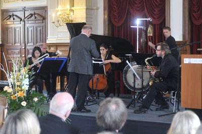 Uraufführung der Komposition „In die Stille der bewegten Lichtfragmente“ durch das oh ton-ensemble. Foto: Peter Kreier.